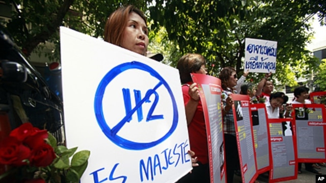 Supporters of Somsak Jeamteerasakul, a 54-year-old professor and former student activist, hold placards at a police station in Bangkok, May 11, 2011. Thailand's army filed charges against the historian for insulting the monarchy, a crime punishable by up 