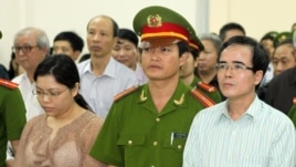 Luật sư bất đồng chính kiến Lê Quốc Quân trong phiên xử tại Hà Nội, ngày 2/10/2013. Ông Quân bị kết án 2 năm rưỡi tù giam về tội danh ‘trốn thuế’, nhưng các tổ chức bảo vệ nhân quyền cho rằng đó chỉ là cái cớ để Hà Nội bị miệng các tiếng nói bất đồng.