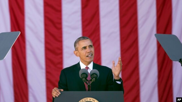 Rais Barack Obama akizungumza wakati wa maadhimisho ya siku ya mashujaa, Nov. 11, 2015,huko Arlington,Virginia.