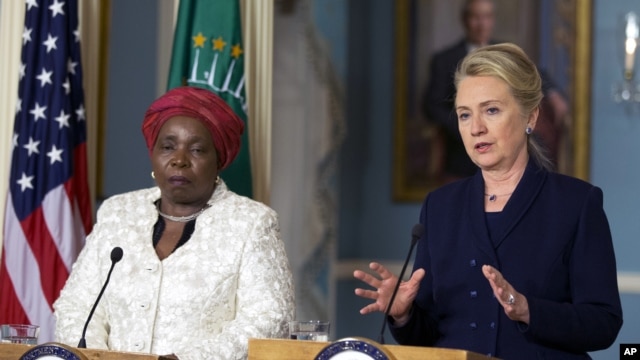 Waziri wa mambo ya nje wa Marekani Hillary Clinton(R) na mwenyekiti wa AU, Nkosazana Dlamini-Zuma(L)