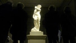 Du khách đang ngắm bức tượng David của danh họa, đồng thời cũng là nhà điêu khắc, Michelangelo.