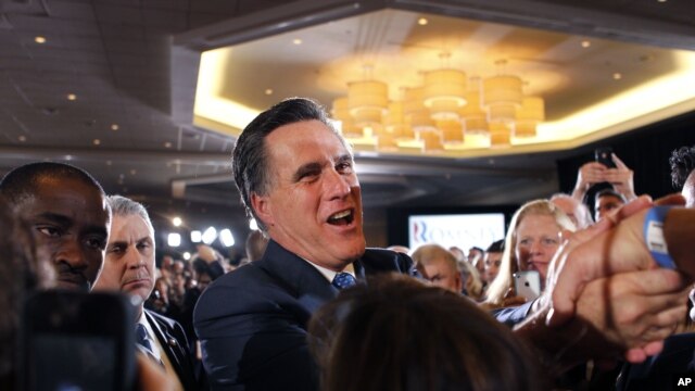 Mitt Romney menyalami para pendukungnya dalam sebuah kampanye di Boston (foto: dok). Romney mulai mengejar ketinggalan dari Obama dalam jajak pendapat terakhir. 