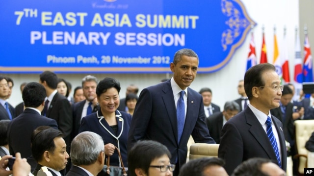 Tổng thống Mỹ Barack Obama đến dự phiên họp của Hội nghị thượng đỉnh Đông Á tại Cung Hòa bình ở Phnom Penh, Campuchia, 20/11/2012