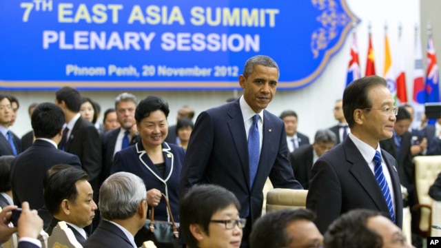 Tổng thống Mỹ Barack Obama đến dự phiên họp của Hội nghị thượng đỉnh Đông Á tại Cung Hòa bình ở Phnom Penh, Campuchia, ngày 20/11/2012.