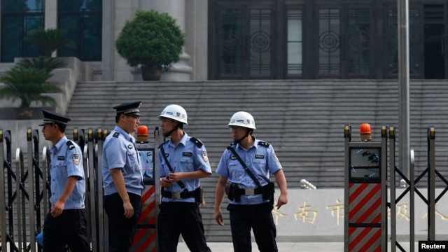 即将审判薄熙来案的济南法庭外（7月25日照片）