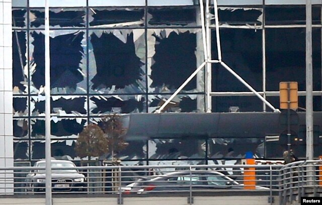 Cửa sổ bị vỡ sau các vụ nổ tại sân bay Zaventem gần Brussels, Bỉ, ngày 22/3/2016.