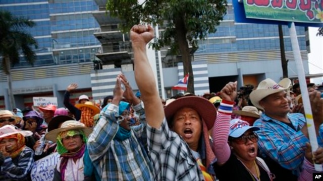 Nông dân Thái Lan biểu tình đòi chính phủ trả tiền, ngày 10/2/2014.Theo chương trình trợ giá gạo, chính phủ đề nghị mua gạo của nông dân với giá cao hơn 50% so với giá thị trường.