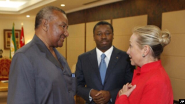 U.S. Secretary of State Hillary Clinton, right, meets with Togo President Faure Gnassingbe, center, and opposition leader Gilchrist Olympio at the Presidential Palace in Lome, Togo, Tuesday Jan. 17, 2012.