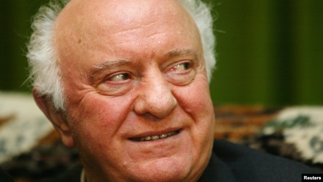 Ông Eduard Shevardnadze trong một cuộc phỏng vấn với hãng tin Reuters ở Tbilisi, Gruzia, ngày 24 tháng 11, 2003.