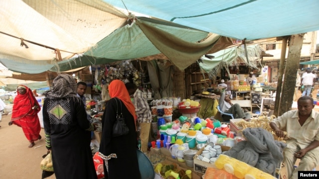 Khách hàng chờ mua đồ cho tháng chay Ramadan tại một chợ thực phẩm ở Khartoum, Sudan, ngày 18 tháng 7, 2012.