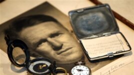 Lawrence of Arabia ဇာတ္ကားမွာအသံုးျပဳခဲ့ေသာ ေပါင္ ၁ ေသာင္း ၂ ေထာင္ကေန ၁ ေသာင္း ၆ ေထာင္အထိ တန္ေၾကးရွိေနတဲ့ သံလုိက္အိမ္ေျမႇာင္၊ နာရီနဲ႔ စီးကရက္ဗူး။