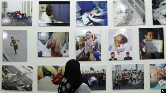 A Bahrain woman looks at pictures of victims of the February 14 uprising, displayed at an exhibition during a gathering held by the Al Fateh Youth Union in Isa Town, south of Manama, Bahrain, July 28, 2011