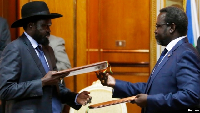 Tổng thống Nam Sudan Salva Kiir và lãnh đạo phiến quân Riek Machar ký thỏa thuận hòa bình tại Addis Ababa, Ethiopia, 9/5/2014.