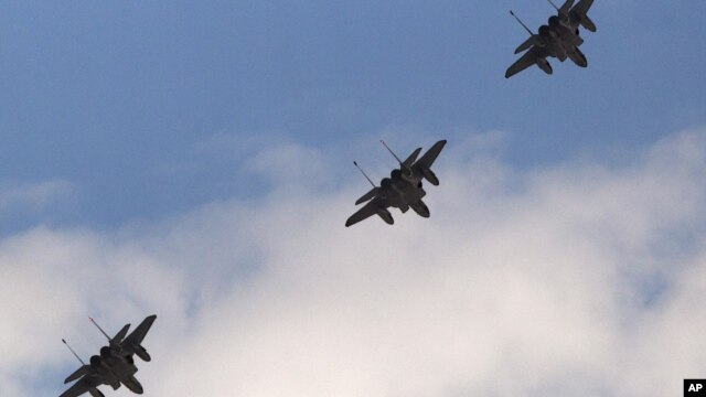 A trio of F-15 jets fly over Arlington, Virginia near the Pentagon, June 17, 2011 (file photo).