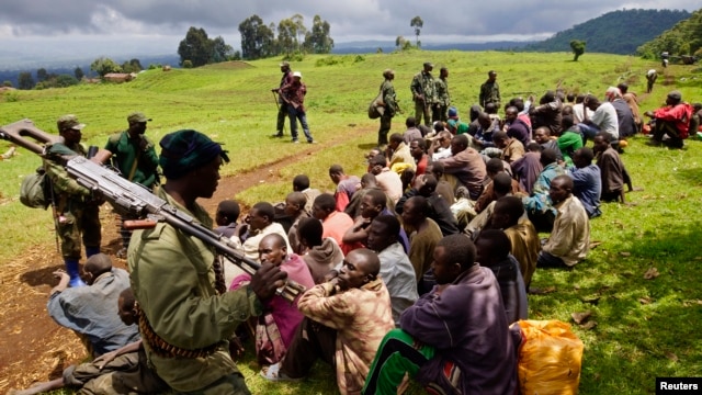 Des soldats congolais encadrant des miliciens présumés du M23 à Chanzo près de Goma