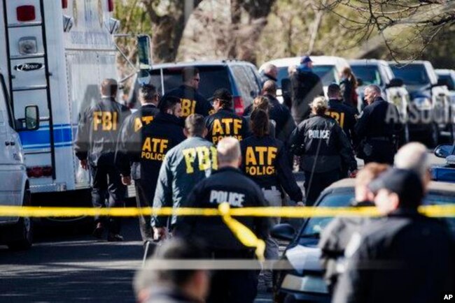 Agentes de distintas organizaciones policiales de EE.UU., trabajan en el lugar de una de las explosiones de paquetes bombas que estremecieron durante tres semanas a la ciudad de Austin y alrededores. Marzo 12 de 2018.