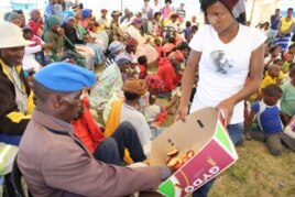 People who’ve been tested for HIV are also fed snacks throughout the day (D. Taylor/VOA)