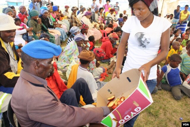 People who’ve been tested for HIV are also fed snacks throughout the day (D. Taylor/VOA)