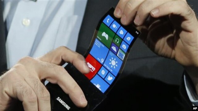 Prototipe telepon pintar Windows produksi Samsung dengan layar fleksibel dan bisa ditekuk. (AP/Jae C. Hong)