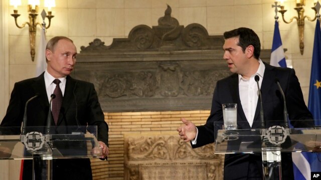 Thủ tướng Hy Lạp Alexis Tsipras (phải) và Tổng thống Nga Vladimir Putin trả lời các nhà báo trong một buổi họp báo chung sau cuộc gặp tại Athens, ngày 27 tháng 5 năm 2016.