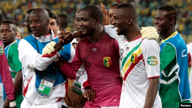 Penjaga gawang tim Mali Soumbeyla Diakite (tengah) diberi selamat oleh kawan-kawannya setelah kemenangan melawan tim Afrika Selatan pada Piala Afrika. (Reuters/Rogan Ward)