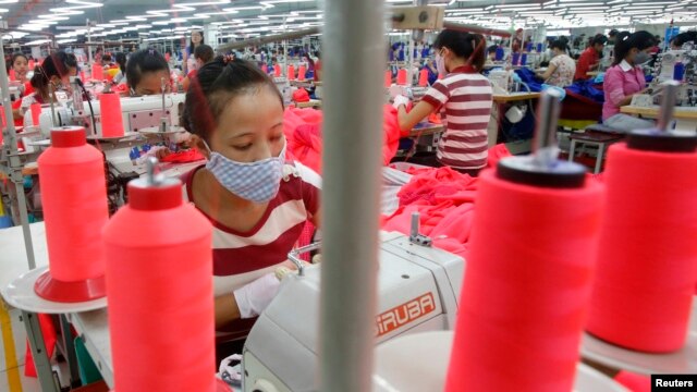 Người lao động làm việc tại một xưởng may ở ngoại ô Hà Nội. Nhiều nhà sản xuất nổi tiếng như Lever Style, có nhiều thân chủ có uy tín như nhãn hiệu Hugo Boss và J. Crew đã bắt đầu chuyển khâu sản xuất của họ từ miền Nam Trung Quốc sang Việt Nam trong mấy năm gần đây.