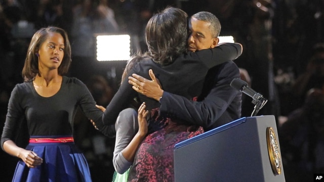El presidente Obama abraza a su esposa Michele en una foto parecida a la que circuló en Twitter y que rompió récords de retuiteo.