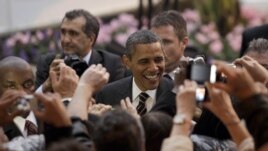 El presidente de EE.UU., Barack Obama, en una multitud durante su visita a Cannes (Francia) en 2011.