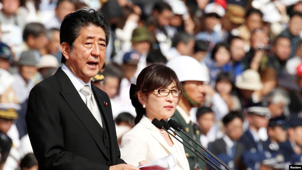 이나다 도모미(오른쪽) 일본 방위상이 지난달 말 아베 신조 총리와 함께 자위대를 사열하고 있다. 