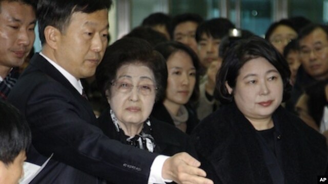 The wife of the late former South Korean President Kim Dae-jung, Lee Hee-ho, center, and Hyundai Group chairman Hyun Jeong-eun, right, prepare to depart from the Inter-Korean Transit Terminal from the border village of Paju in the demilitarized zone, Mond