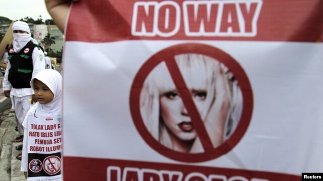 Para pengunjuk rasa membawa spanduk penolakan rencana konser Lady Gaga di Jakarta (foto: dok). Mabes Polri memutuskan tak memberi izin konser Lady Gaga di Jakarta yang rencananya diadakan 3 Juni 2012.