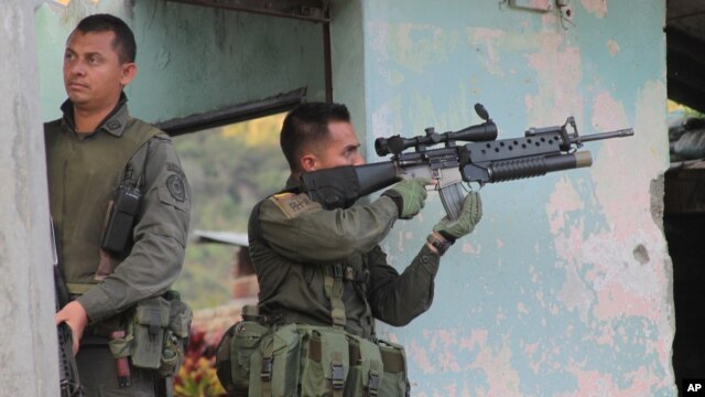 Los atentados serían represalias de bandas criminales relacionadas con las FARC, que están respondiendo a recientes capturas. En esta foto, policías responden a un ataque en la población de Toribío.