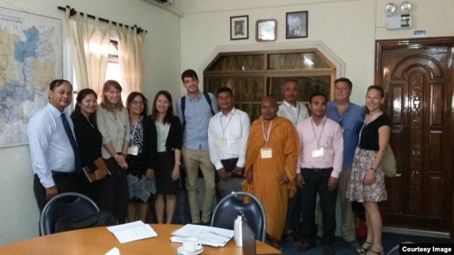 UN Special Rapporteur on the situation of human rights in Cambodia, Rhona Smith (3rd from the left) meets with civil society representatives at the UN Human Rights office on March 21, 2016. (Courtesy Image of Nai Vongda)​