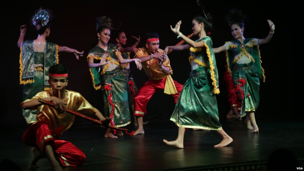 Artists from the Cambodian Living Arts perform during a weekly traditional Cambodian show at the National Museum in Phnom Penhm, Cambodia, Monday, July 18, 2016. (Leng Len/VOA Khmer)