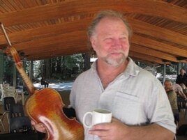 California-based performer and composer Alasdair Fraser runs popular Scottish fiddling camps to encourage young and old to take up the instrument.(VOA/J. Mar)
