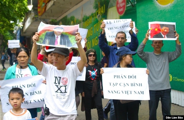 Người dân mang biểu ngữ xuống đường biểu tình chống Tập Cận Bình tại Hà Nội, ngày 5/11/2015.