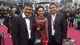 Tim liputan VOA Indonesia pada acara penganugerahaan Academy Awards 2012 di Hollywood.
