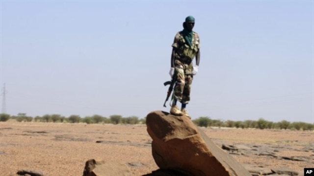 A Nigerien soldier patrols on the road between Agadez and Arlit, 26 Sep 2010