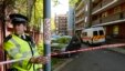 Polisi Inggris memblokir jalanan di Greenwich, saat penggeledehan sebuah apartemen terkait pembunuhan di Woolwich, London tenggara (23/5). 