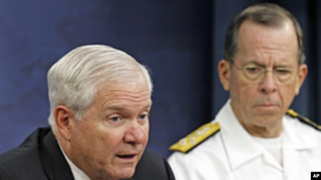 Secretary of Defense Robert Gates (l) and Chairman of the Joint Chiefs of Staff Adm. Mike Mullen speak at the Pentagon, May 18, 2011