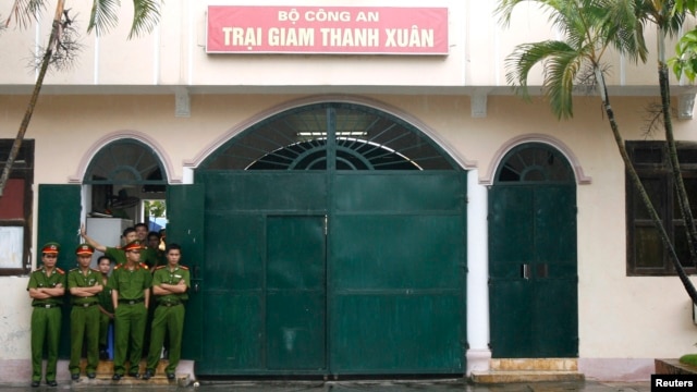 Công an canh gác bên ngoài trại giam Thanh Xuân, Hà Nội. Theo thống kê của Liên đoàn Quốc tế Nhân quyền FIDH, Việt Nam là nhà tù lớn nhất tại khu vực Đông Nam Á giam giữ tù nhân chính trị.