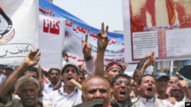 Anti-government protesters flash the victory sign during a demonstration demanding the resignation of Yemeni President Ali Abduallah Saleh, in Taiz, Yemen, Sunday, June 26, 2011.