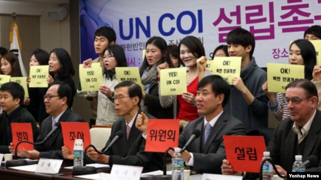 지난 8일 서울 중구 프레스센터에서 ICNK(북한반인도범죄철폐국제연대) 회원들이 UN 북한 반인도범죄 조사위원회 설립을 촉구하고 있다. 앞줄 왼쪽이 강철환 북한민주화운동본부 대표.