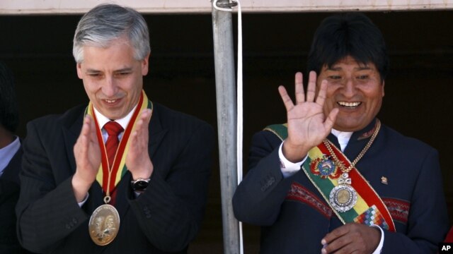 El presidente y vicepresidente de Bolivia, Evo Morales (derecha) y Alvaro García Linera, saludan al público durante la delebración del 187 Aniversario de la independencia, el 6 de agosto de 2012.