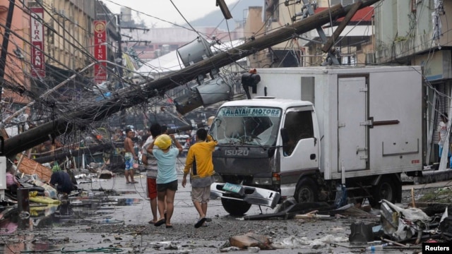 Cảnh tàn phá sau khi bão Haiyan thổi qua thành phố Tacloban ở miền trung Philippines, 10/11/13