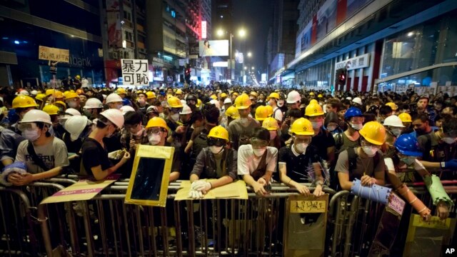 Người Hong Kong biểu tình đứng sau một hàng rào trong khu Monk Kok, 20/10/14