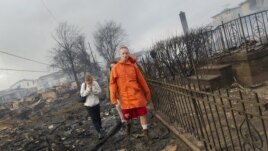 Todo es cenizas en Queens, Nueva York, luego del devastador incendio que acabó con 80 casas.