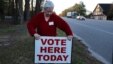 Người quản lý bầu cử Paula Floyd của thị trấn Aynor, South Carolina, đặt một tấm biển chỉ dẫn địa điểm bỏ phiếu tại Galivants Ferry, South Carolina, ngày 27 tháng 2 năm 2016.