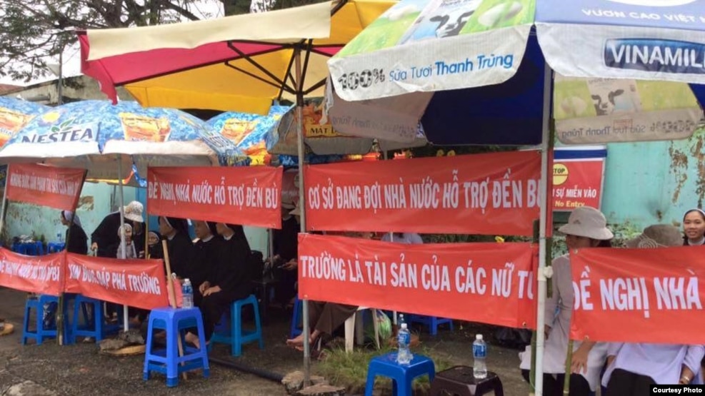Chính quyền Việt Nam đập phá cơ sở Dòng Mến Thánh Giá ở Thủ Thiêm. (Nguồn: Tin Mừng Cho Người Nghèo).