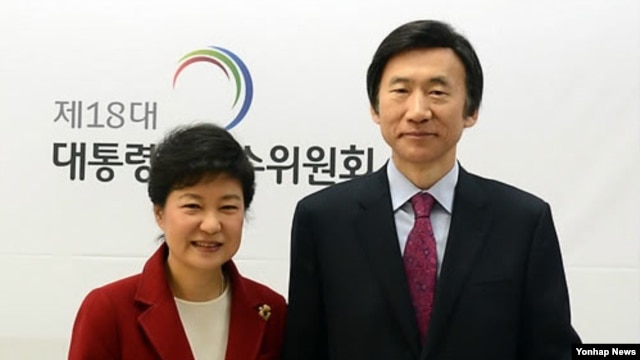 6일 한국 대통령직 인수위원회에서 박근혜 대통령 당선인(왼쪽)으로부터 임명장을 수여받은 윤병세 외교.국방.통일 위원. (자료사진)